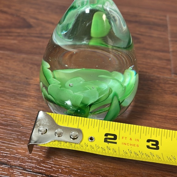 Hand Blown Glass Egg Shaped Paper Weight Green Flower - Picture 10 of 17
